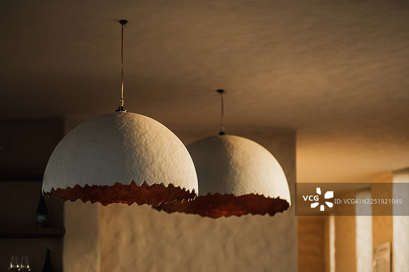 摩洛哥风格室内装饰，采用温暖的陶土色调，悬挂着巨大的手工吊灯图片素材