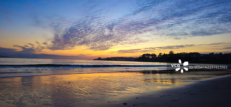 夕阳下的西尔加尔海滩（西班牙，桑赫内霍）图片素材