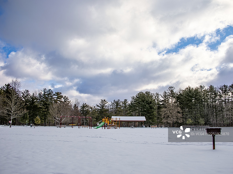 公园游乐场被雪覆盖图片素材