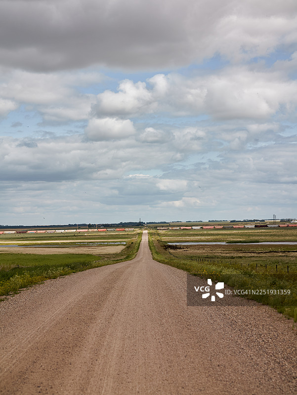 货运火车穿越乡村草原风光图片素材