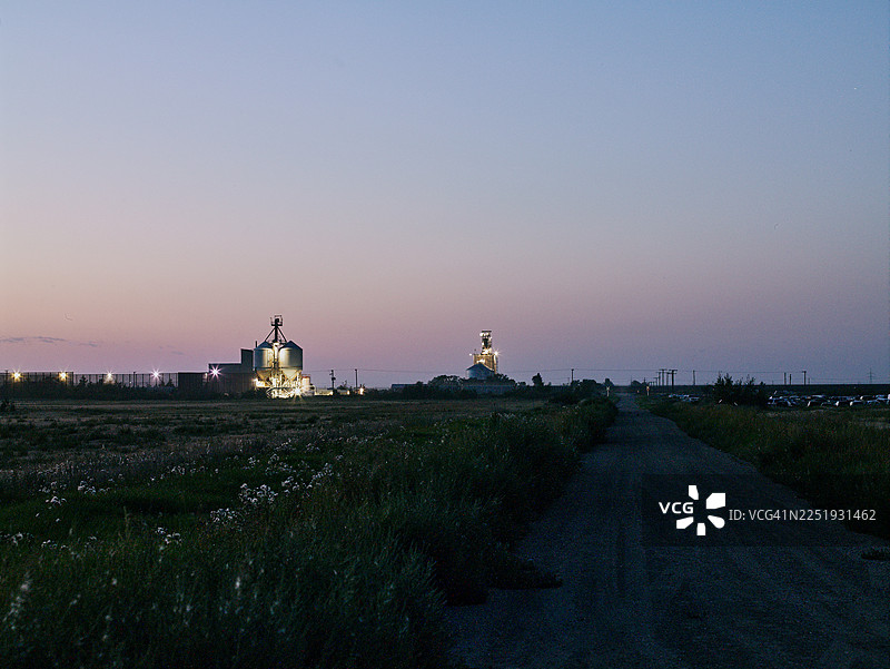 黄昏时分，灯火辉煌的钾盐矿开采设施图片素材