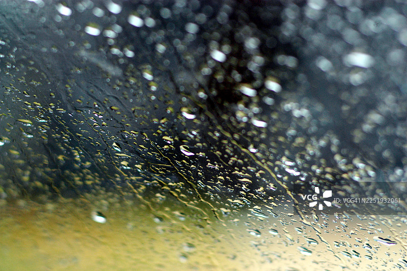 雨滴落在玻璃表面图片素材