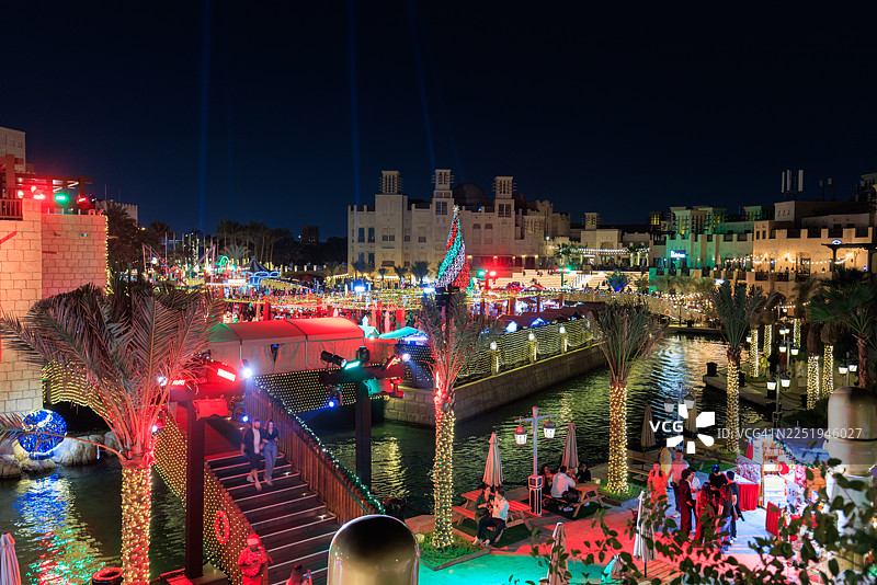 迪拜朱美拉古堡市集里的圣诞装饰图片素材