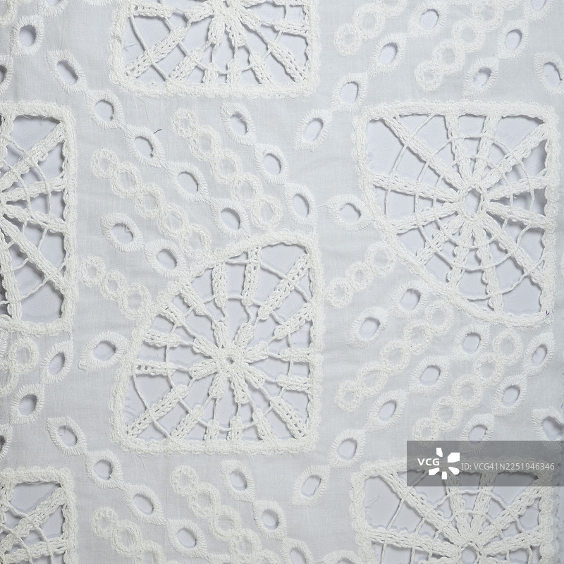 全景拍摄的白色刺绣蕾丝面料图片素材