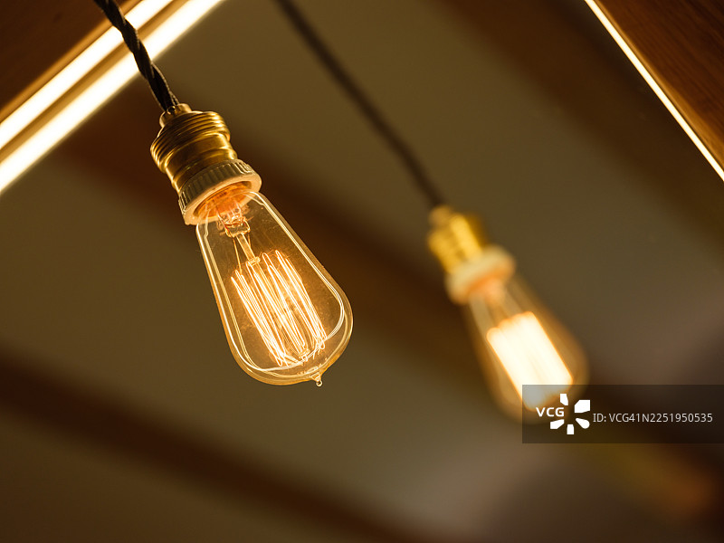 爱迪生灯泡的炽热灯丝照亮了室内空间图片素材