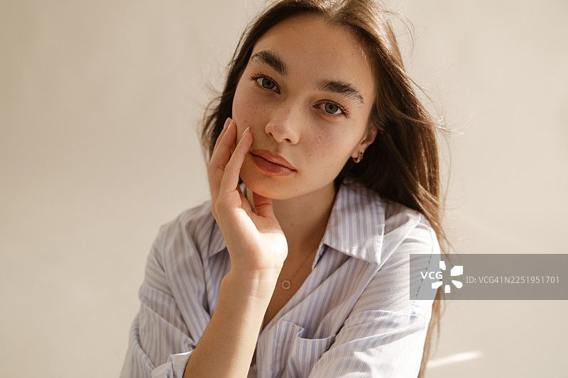 阳光下，女子洁净湿润的肌肤特写肖像图片素材