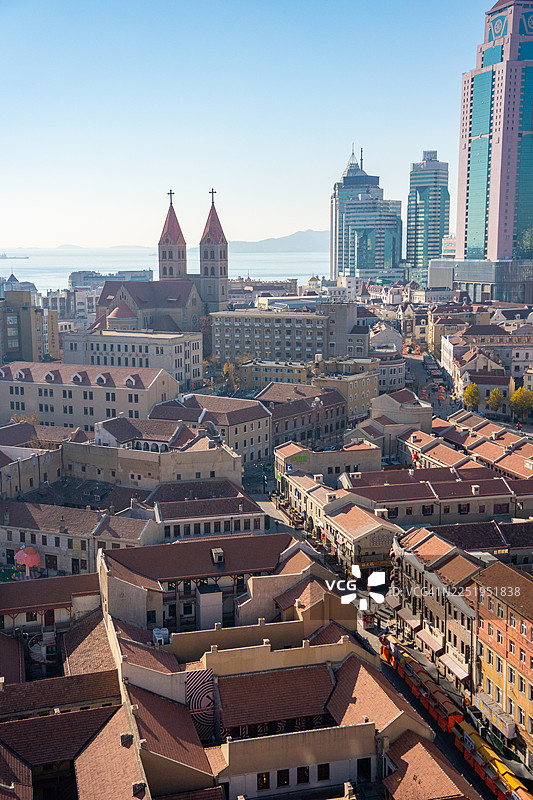 青岛圣弥厄尔大教堂旁的泡桐花图片素材