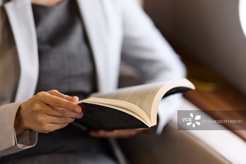 在旅途中阅读一本书！图片素材