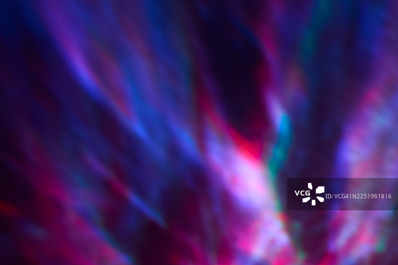柔焦下充满活力的抽象光线漩涡，色彩丰富，有蓝色、紫色和粉色图片素材