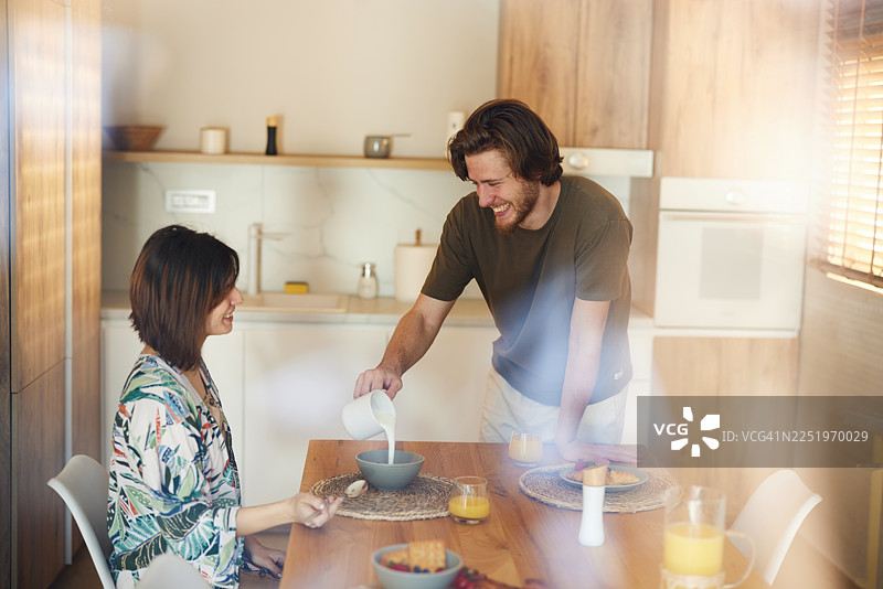 亲爱的，我来给你的麦片加牛奶！图片素材