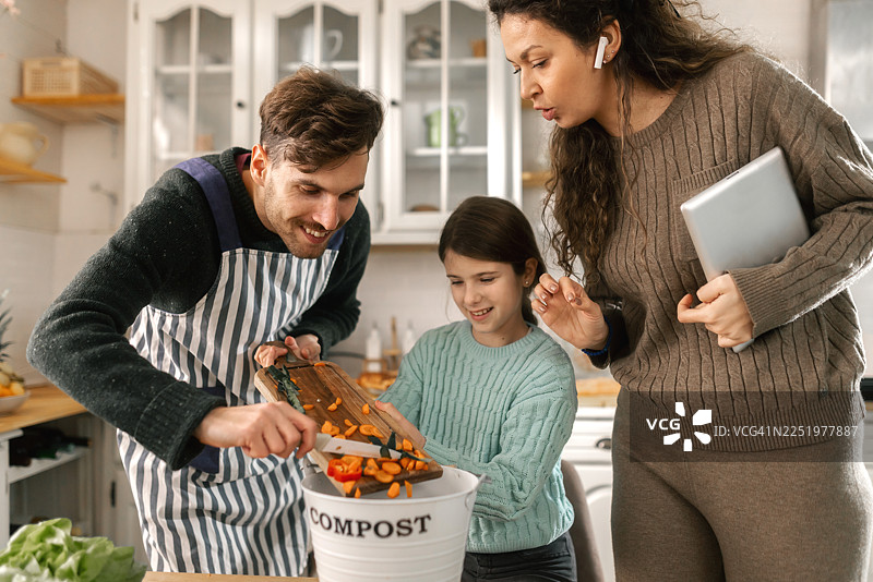 父母向女儿展示堆肥和可持续生活图片素材