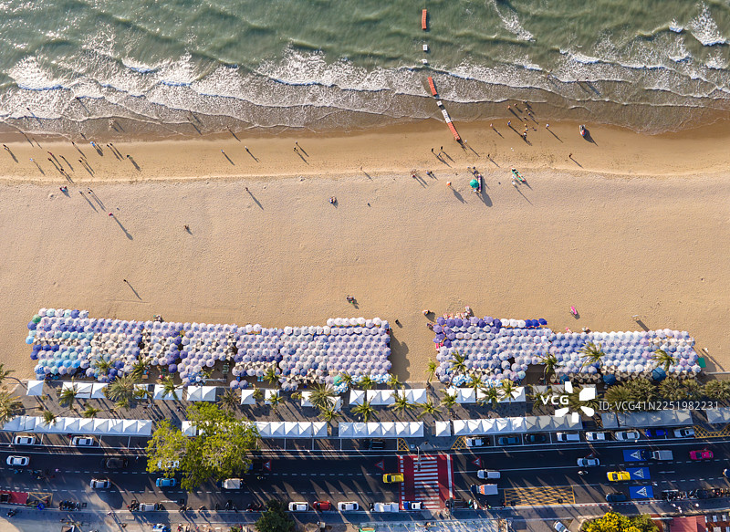 清晨美丽海滩的俯视图图片素材