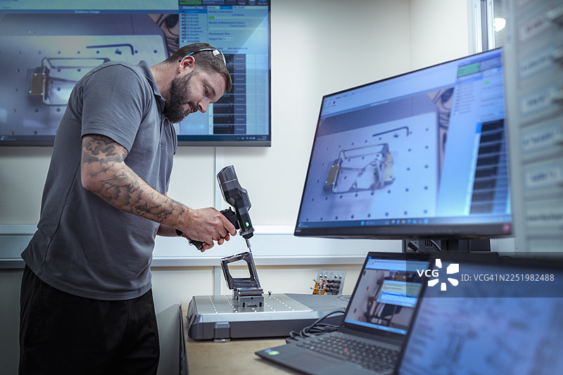 工程师在航空零部件工厂扫描金属零件图片素材