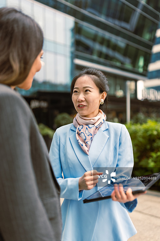 女商人们在户外讨论策略图片素材