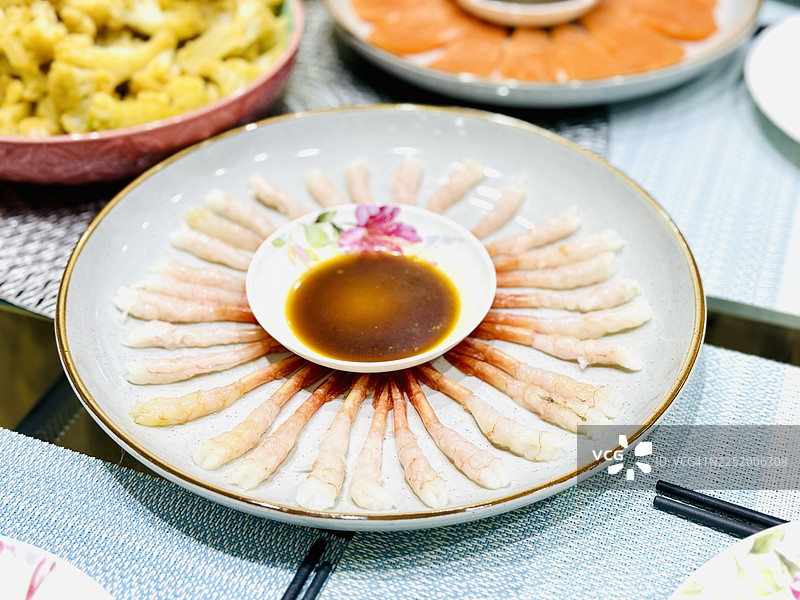 火锅用装饰盘摆放的新鲜大虾图片素材