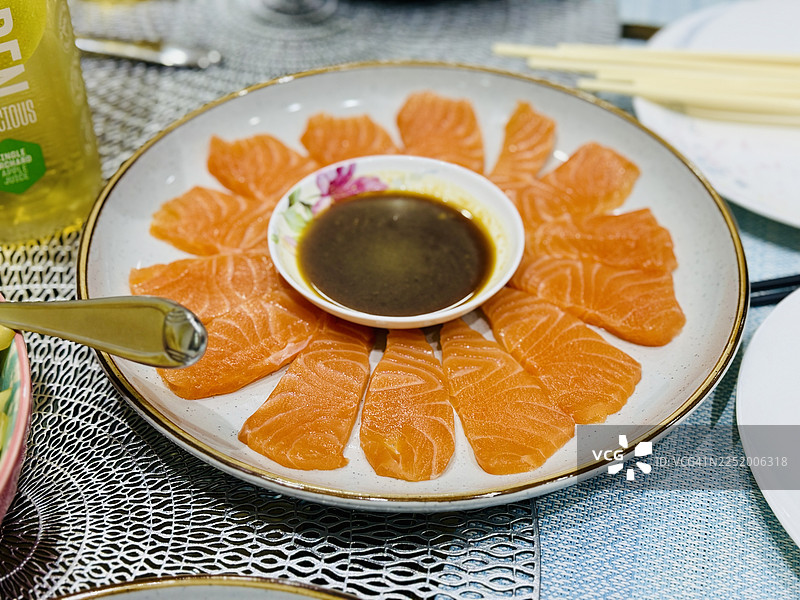 装饰盘上的生三文鱼切片图片素材