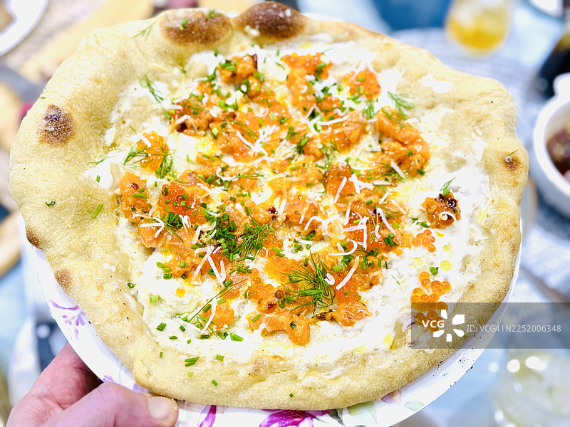 酸奶油三文鱼籽装饰的披萨图片素材