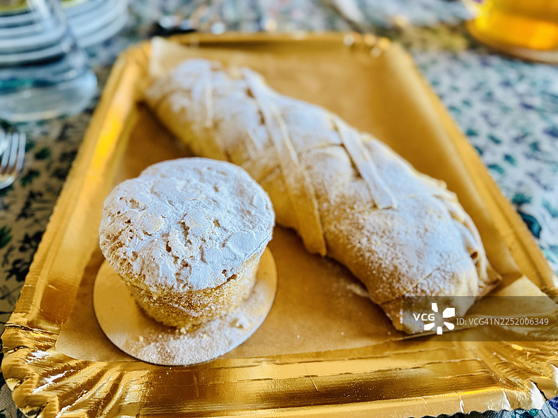 金色托盘上的苹果卷和意大利佛卡夏面包图片素材