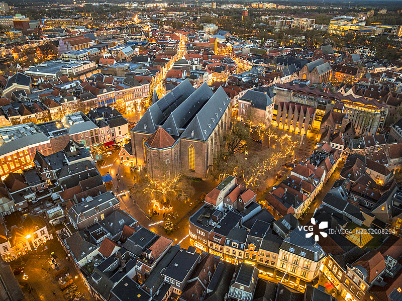 日落时分，市中心区的兹沃勒大教堂图片素材