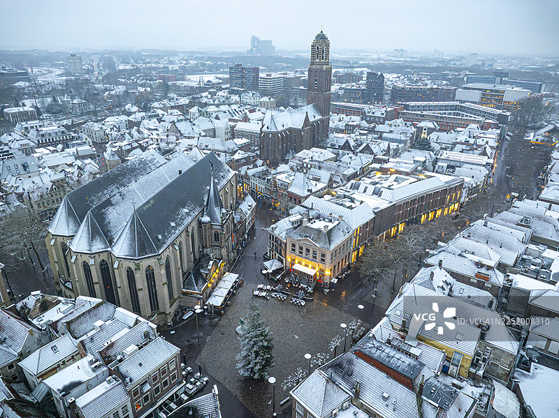从...看到的寒冷冬日早晨的兹沃勒市中心区图片素材