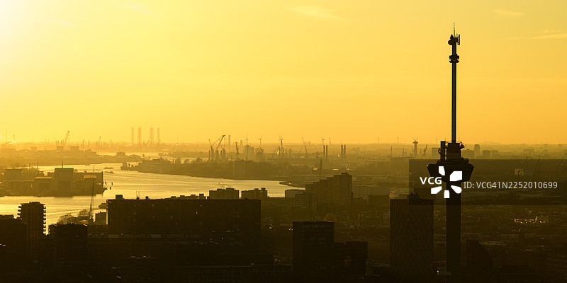 日落时分，新马斯河上的鹿特丹欧洲塔图片素材