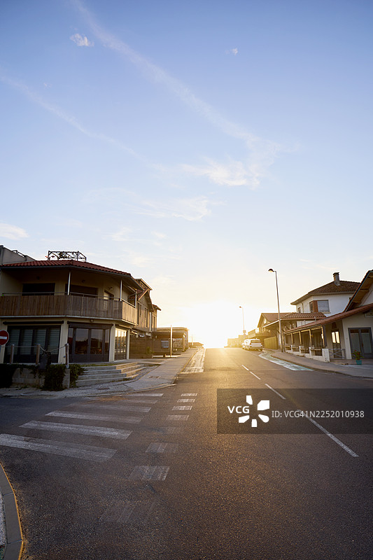 日落时分小镇的街道图片素材