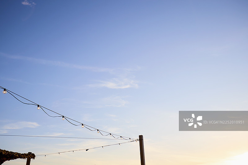 浪漫的日落天空下的串灯图片素材