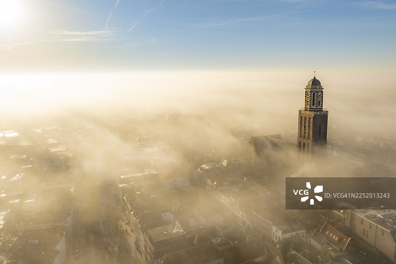 斯武勒的佩珀巴士教堂塔楼，在雾之上图片素材