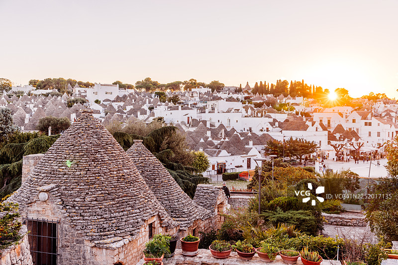 意大利普利亚大区阿尔贝罗贝洛镇，日落时分的特鲁利房屋鸟瞰图图片素材