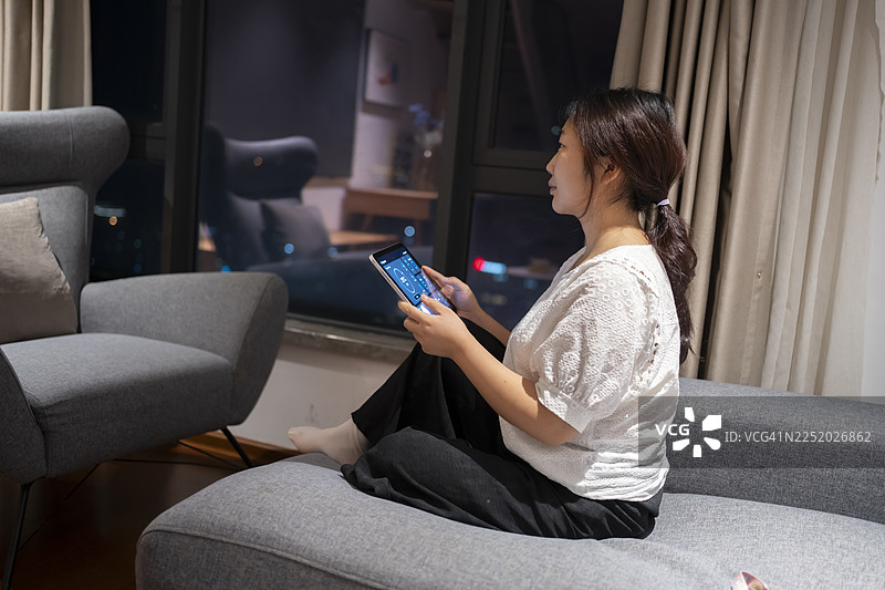 美女使用平板电脑体验智能家居图片素材