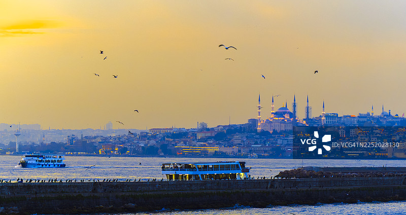 伊斯坦布尔市景，日落时分的蓝色清真寺图片素材