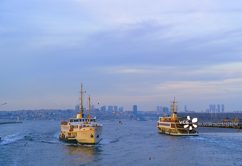 渡轮在博斯普鲁斯海峡航行，背景是伊斯坦布尔城市景观图片素材