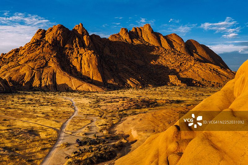 纳米比亚斯皮茨科佩的金色岩石地貌图片素材