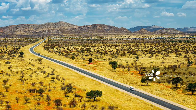 纳米比亚斯皮茨科佩的沙漠公路景观图片素材