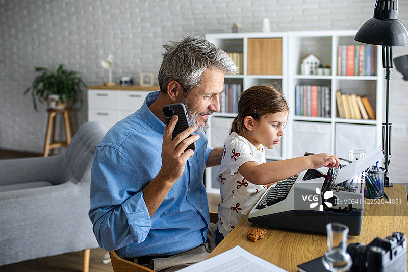 爷爷在家教孙女写字图片素材
