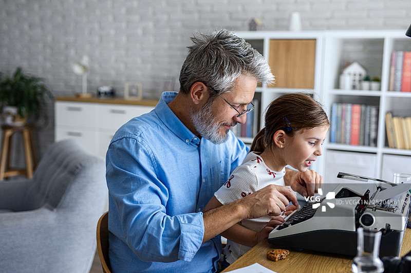 祖父和孙女在室内共享创意时光图片素材