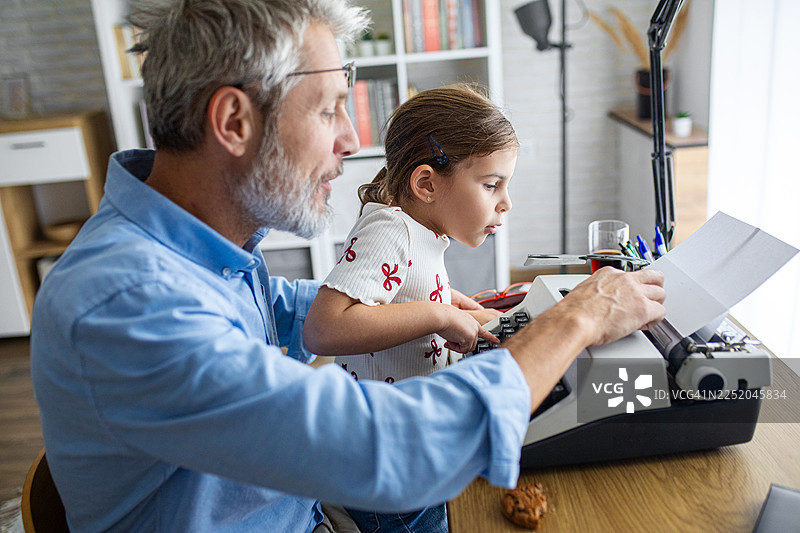 祖父和孙女在室内分享创意时刻图片素材