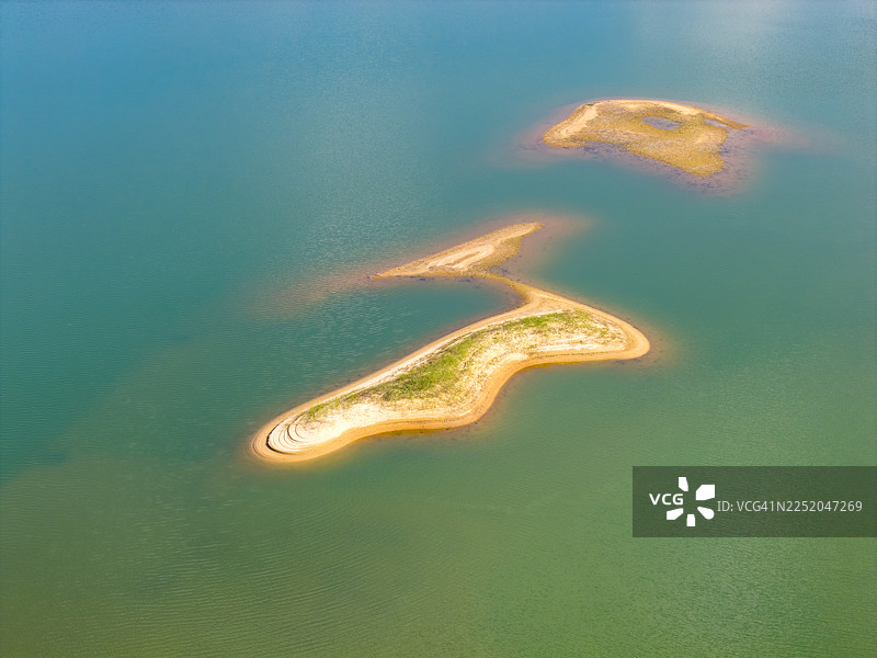 平静湖面上的岛屿的鸟瞰图图片素材