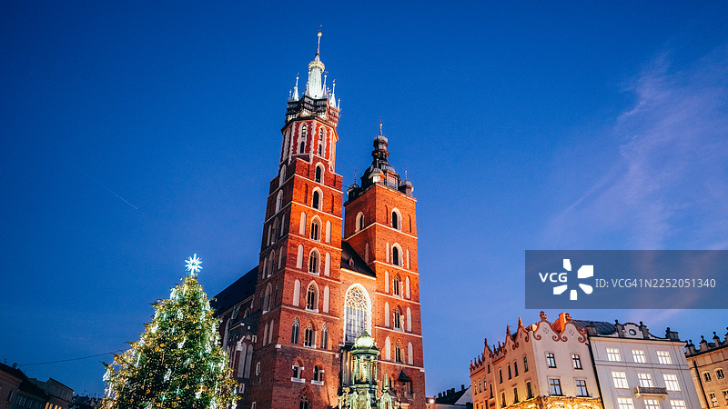 克拉科夫圣母圣殿和圣诞树的黄昏景象图片素材