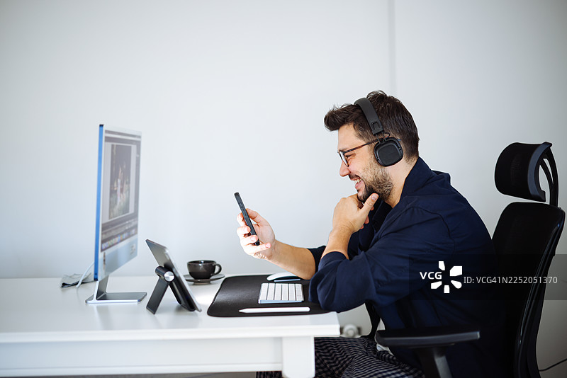 年轻男子玩桌面视频游戏图片素材