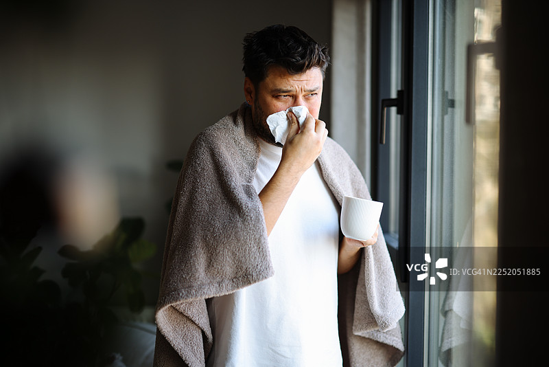 我得找点东西治治这个咳嗽了图片素材