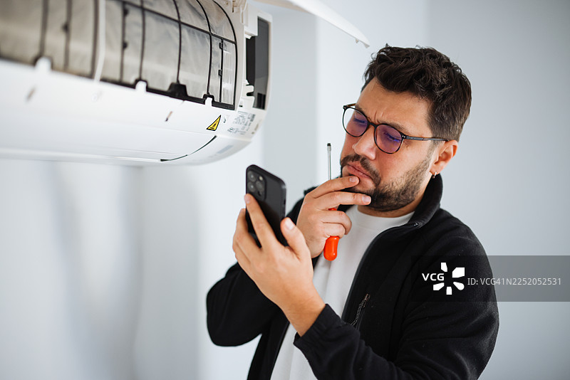 在公寓里安装一台新的空调图片素材