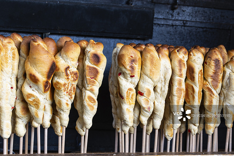 德国巴登-符腾堡州埃斯林根县埃斯林根市圣诞集市上的长棍面包图片素材