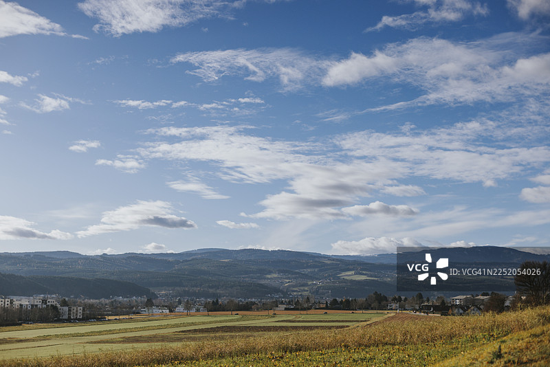 广阔的天空下，疏散的云朵，田野和山丘，特尼茨，下奥地利，奥地利图片素材
