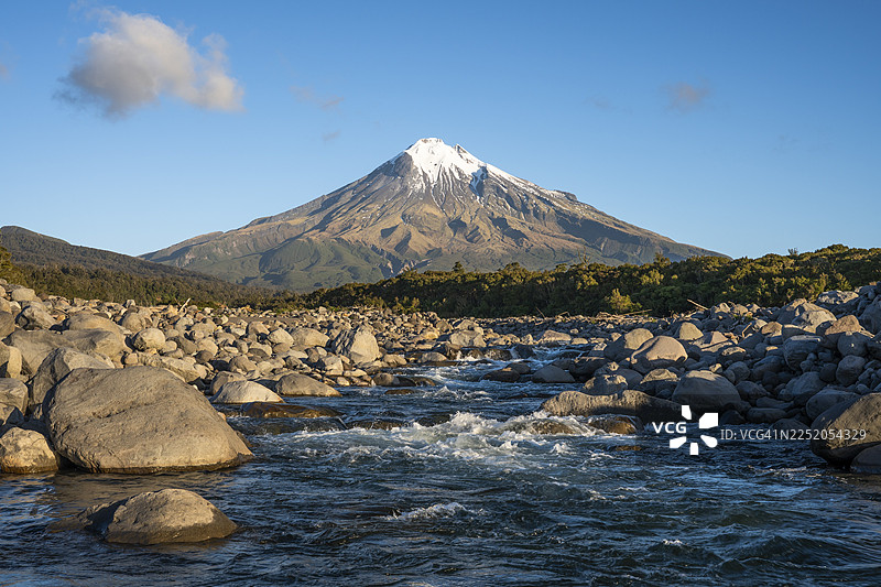 新西兰北岛塔拉纳基地区埃格蒙特国家公园，前景为石质的塔拉纳基山（Hangatahua River）图片素材