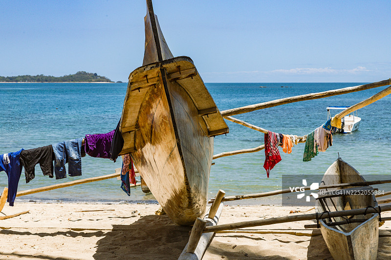 马达加斯加诺西孔巴岛，独木舟上晾晒的衣物图片素材