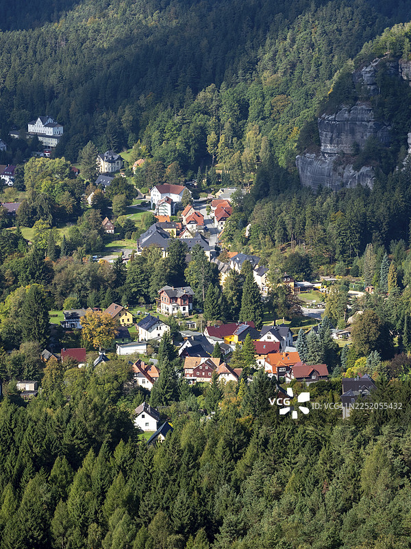 萨克森州佐伊陶山脉奥宾村庄的山地风景，有森林和岩石图片素材