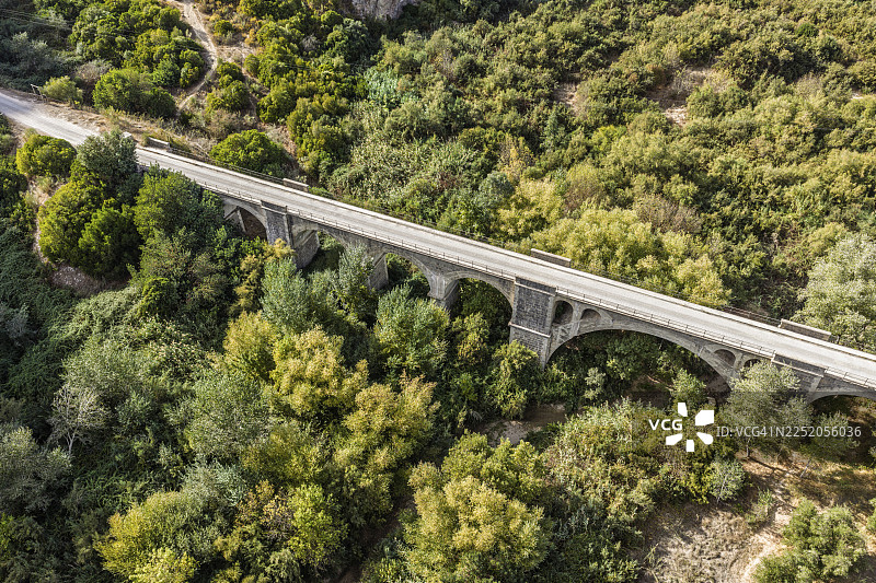 绿道,连接普埃尔托塞拉诺和奥尔韦拉的绿道,旧铁路轨道,桥上的自行车道,靠近科里佩村,安达卢西亚,西班牙图片素材