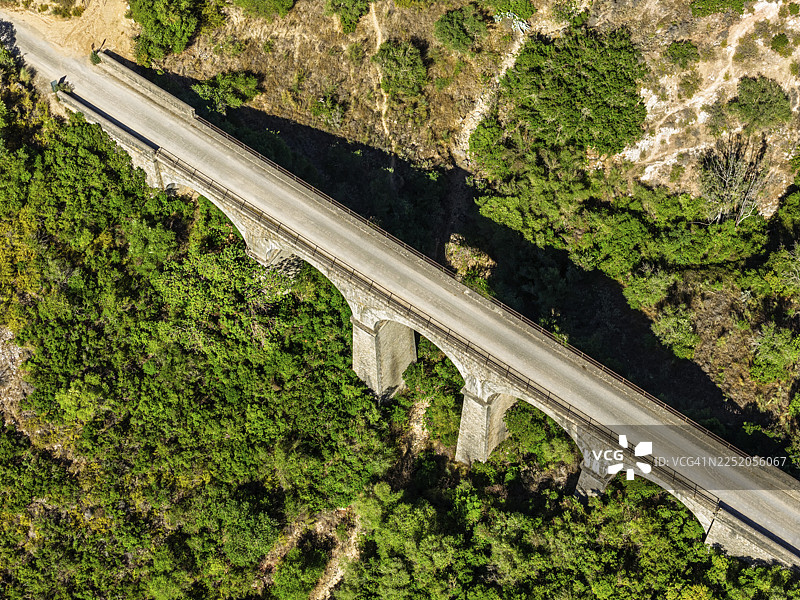 绿道，连接普埃尔托塞拉诺和奥尔韦拉的绿道，旧铁路轨道，桥上的自行车道，靠近科里佩村，安达卢西亚，西班牙图片素材