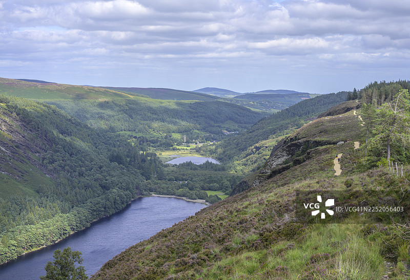 惠克洛山区国家公园、格兰达洛赫、布罗卡、威克洛郡、爱尔兰，下湖后面的上湖和圆塔图片素材